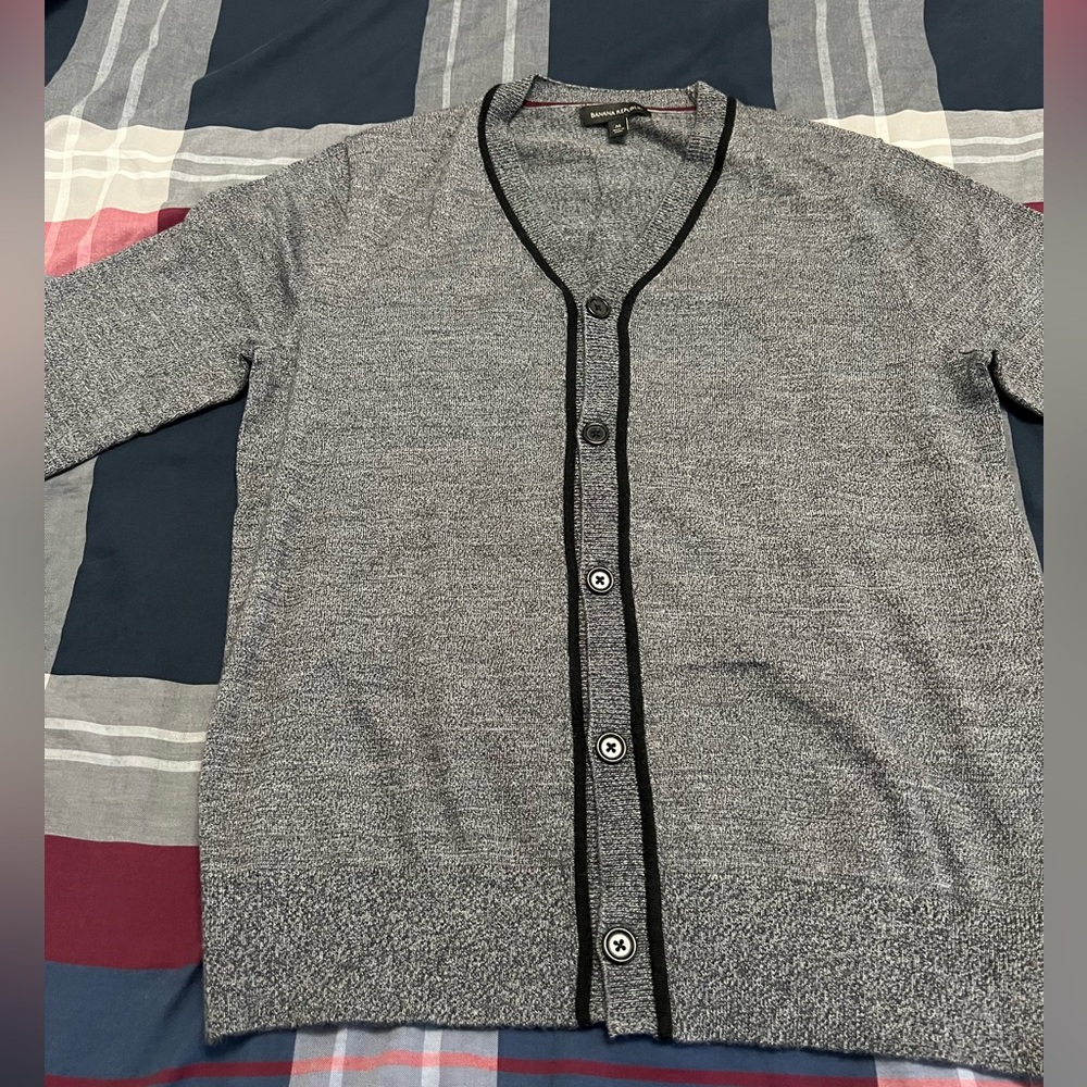 Men’s 
Banana Republic 
Cardi gan Sweater 
Size - Medium
Color - Gray